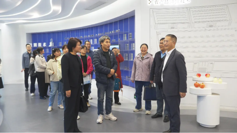 洛陽市農(nóng)林科學(xué)院專家一行蒞臨云飛科技參觀指導(dǎo)，共探智慧農(nóng)業(yè)新路徑